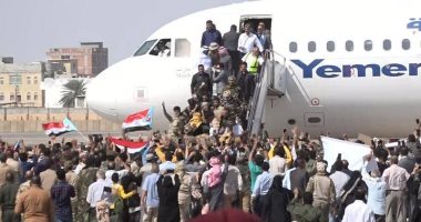 3 انفجارات تعيد المشهد اليمنى للمربع صفر.. رئيس وزراء اليمن: الهجوم على مطار عدن جزء من الحرب على دولتنا ولن نتراجع.. وزير الإعلام: الحوثى وراء التفجير.. مسئول يمنى: أعضاء الحكومة بخير 