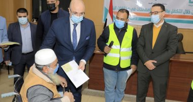 محافظ بنى سويف يسلم إيصالات تسديد رسوم جدية التصالح للمستحقين.. صور