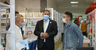 إقبال من الطلاب والجمهور على معرض الكتاب بجامعة أسوان