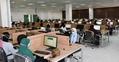 306 طالب وطالبة يؤدون اختبارات إلكترونية لكليتى الهندسة والصيدلة بجامعة القناة