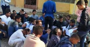تداول صور لطلاب بالأقصر يؤدون امتحانا على الأرض.. والتعليم: حدث قديم