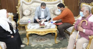 محافظ المنوفية يصرف إعانة مالية عاجلة لكفيف وزوجته بشبين الكوم