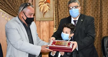 جامعة قناة السويس تُكرم أسر شهداء الجيش والشرطة.. صور