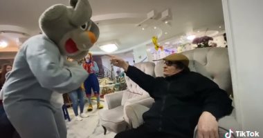 "فى عالم تانى"..محيى إسماعيل يرقص مع سنفور والأرنب × 3 فيديوهات على تيك توك