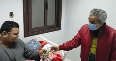 وكيل صحة قنا يقدم ورودا وهدايا لمصابى كورونا فى ليلة رأس السنة