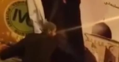 بالصور.. فلسطينيون يمزقون لافتة لقاسم سليماني في فطاع غزة