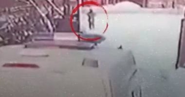 لص يسرق سيارة اسعاف تنقل مريضة من أمام منزلها فى روسيا.. فيديو