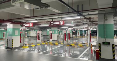 محطة شحن روبوتية للسيارات الكهربائية يمكن تشغيلها باستخدام هاتفك الذكى