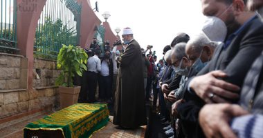 كريم عبد العزيز وجمال سليمان وشريف عرفة يلقون نظرة الوداع الأخيرة على وحيد حامد
