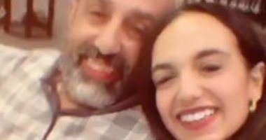 أحمد صيام وابنته بسنت يهنئان جمهورهما بالعام الجديد بطريقة طريفة.. فيديو