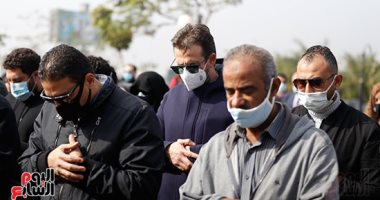 كريم عبد العزيز صامت ولبلبة منهارة فى جنازة وحيد حامد