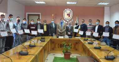 رئيس جامعة سوهاج يكرم 21 طالبا لاجتيازهم دورة الرقابة الصحية على اﻷلبان