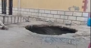فيديو.. هبوط أرضى كبير بقرية طيبة فى العامرية يسفر عن ابتلاع سيارة ووفاة سائقها.. رئيس الحى: الهبوط نتيجة بيارة صرف لأحد معامل صناعة الألبان.. وتشكيل لجنة هندسية لرفع المياه تمهيدا لردمها