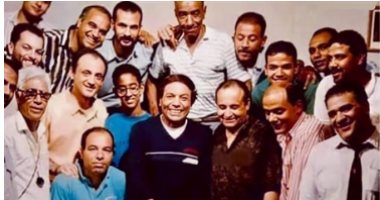 وحيد حامد فى صورة نادرة مع الزعيم وأسرة فيلم "المنسى" ومعهما مروان حامد