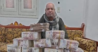 أغرب تبرع.. شقيق برلمانى يثير الجدل بصورته مع مليون جنيه