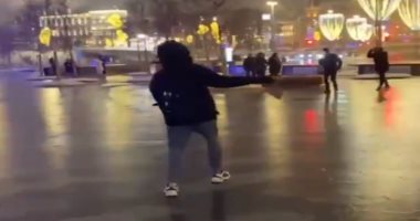 سكان موسكو يستمتعون بأوقاتهم بعد تحول شوارعها إلى "حلبة تزلج عامة".. فيديو