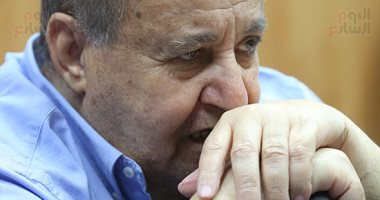 عماد سيد أحمد ينعى وحيد حامد بـ قصيدة جدارية لمحمود درويش 