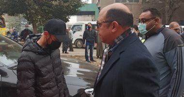 حازم إمام يتلقى العزاء فى والدته.. صور