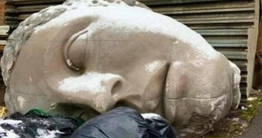 رأس تمثال غريب يظهر على شواطئ سانت بطرسبرج الروسية.. صور