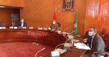 محافظ الإسماعيلية يبحث آليات استغلال الأراضى غير الصالحة للزراعة