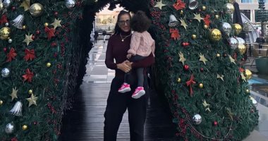 حنان مطاوع مع ابنتها "أماليا" من أمام شجرة الكريسماس: أجمل ما فى حياتى