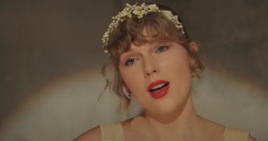 تايلور سويفت تبهر العالم بنسخة "deluxe" من ألبومها الأخير "Evermore"