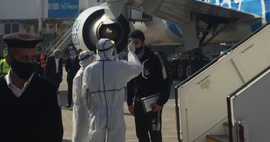 من الباب للباب.. تطبيق الإجراءات الاحترازية لمنتخب اليابان لليد من سلم الطائرة.. صور
