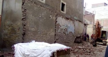 إزالة عقار بإدكو لخطورته على المارة ورفع 432 حالة إشغال بالبحيرة