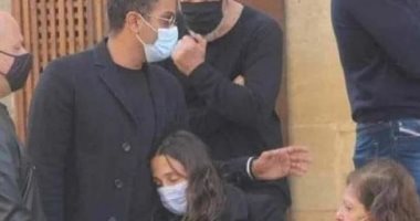 الفنان آسر ياسين يواسى زوجته كنزي عبد الله فى عزاء والدتها.. صور