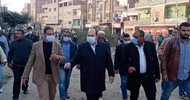 نائب محافظ الجيزة يتفقد مشروع الرصف بطريق الكوم الأحمر بأوسيم