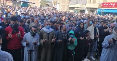 أهالى الفيوم يشيعون جثمان مدرس قتل على يد تلميذه بالسعودية.. فيديو وصور