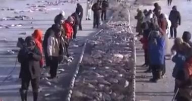 صينيون يصطادون السمك بوسيلة غريبة من تحت الجليد فى تقليد سنوى.. فيديو وصور