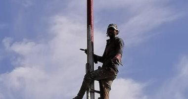 الوحدة المحلية لرأس غارب تنظم حملات لدهان جميع أعمدة الإنارة بشوارع المدينة