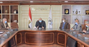 محافظ بنى سويف يبحث موقف تسليم البنية الأساسية بالمناطق الصناعية