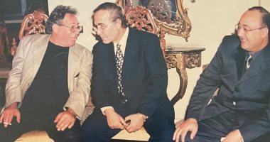 رانيا محمود ياسين تكشف عن صورة نادرة لوالدها الراحل مع أفراد العائلة