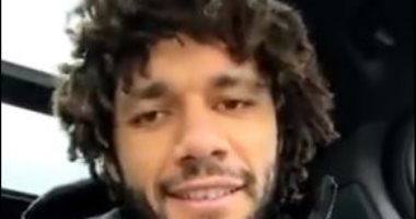محمد الننى يقرأ القرآن الكريم داخل سيارته فى فيديو جديد