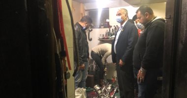 حى الدقى ينفذ حملة لرفع الإشغالات ويضبط كافية فى شارع ايران يقدم الشيشة 