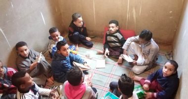 قصة "محمد" من ذوى الهمم بقنا.. يحفظ القرآن ويعلمه للأطفال فى كُتاب قريته..فيديو