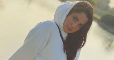 أبيض × أبيض.. درة تتألق فى جلسة تصوير بملابس كاجوال داخل منزلها