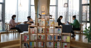 التنين الأصفر يقرأ.. 8 كتب للفرد معدل القراءة فى الصين العام الماضى.. أدب الرومانسية والخيال والرحلات شكلت أكثر الكتب شعبية لدى القارئ الصينى.. المكتبات تزداد بصورة ملحوظة.. والمنصات الإليكترونية تزاحم