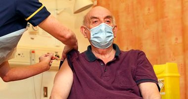 معمر بريطاني بعد أول جرعة من لقاح أسترازينيكا: الان أحتفل  بعيد زواجى