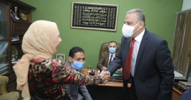 جبر الخواطر.. محافظ سوهاج وكيلا لعروس يتيمة خلال عقد قران.. صور
