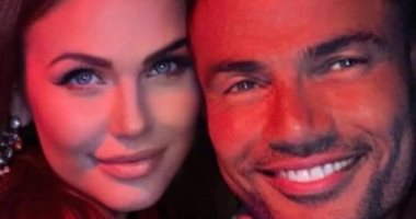  خالد تاج الدين ينشر صورة عمرو دياب مع موديل.. ويعلق: حلوة البدايات