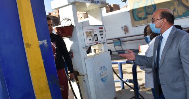 محافظ أسوان يتابع التزام المواطنين بإرتداء الكمامات وغرامة للمخالف