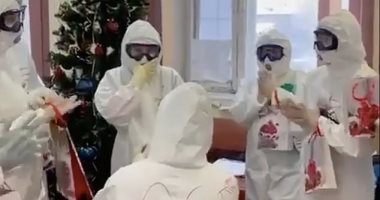 الحب فى زمن كورونا.. طبيب يحتفل بخطوبته لزميلته فى مستشفى للعزل بروسيا