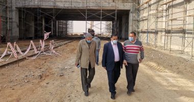 رئيس السكة الحديد يتفقد أعمال تطوير خط قطارات عين شمس - السويس.. صور