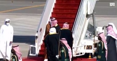 ولى العهد السعودى يعانق أمير قطر فور وصوله المملكة لأول مرة منذ 3 سنوات