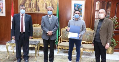 رئيس جامعة المنوفية يكرم الفائزين فى مسابقة الطالب المثالى