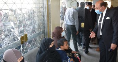 محافظ أسوان يتفقد زحام البريد ويطالب المواطنين بإرتداء الكمامات.. صور وفيديو