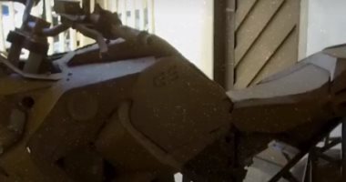 شاب برازيلى يصنع دراجات نارية من الكرتون بصور طبق الأصل .. فيديو